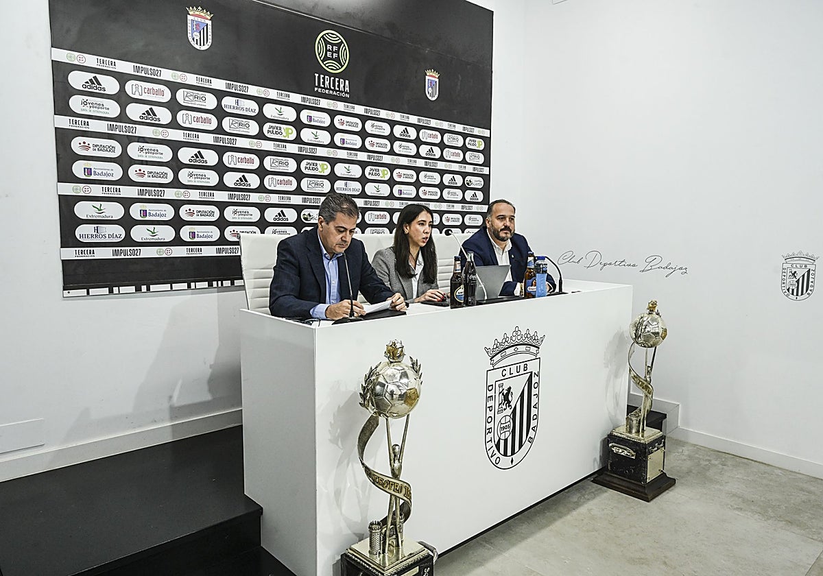 Luis Carabias, María Bernabé y Javier Peña, en la junta de accionistas del pasado mes de octubre.