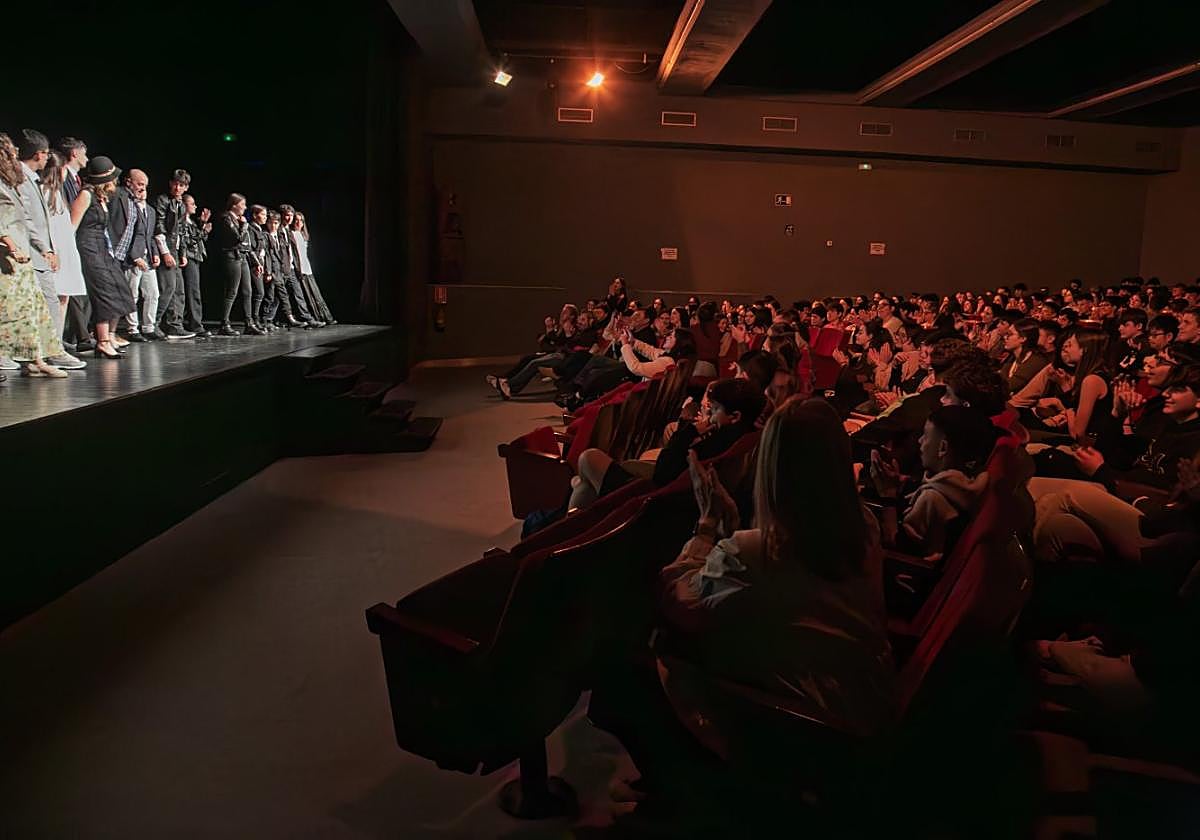 Final de la función de ayer de los alumnos del Emérita.