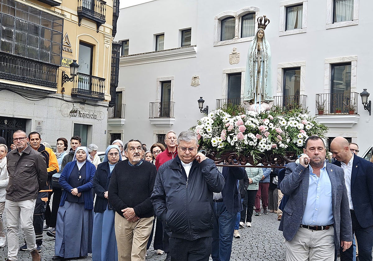 José Rodríguez Carballo y Ricardo Becerra portan a la Virgen de Fátima hacia la Catedral.
