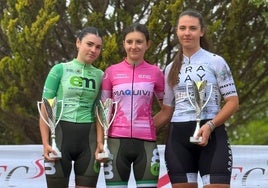 Ana Lospitao en el podio con el maillot rosa junto a su compañera Elena Martínez, segunda.