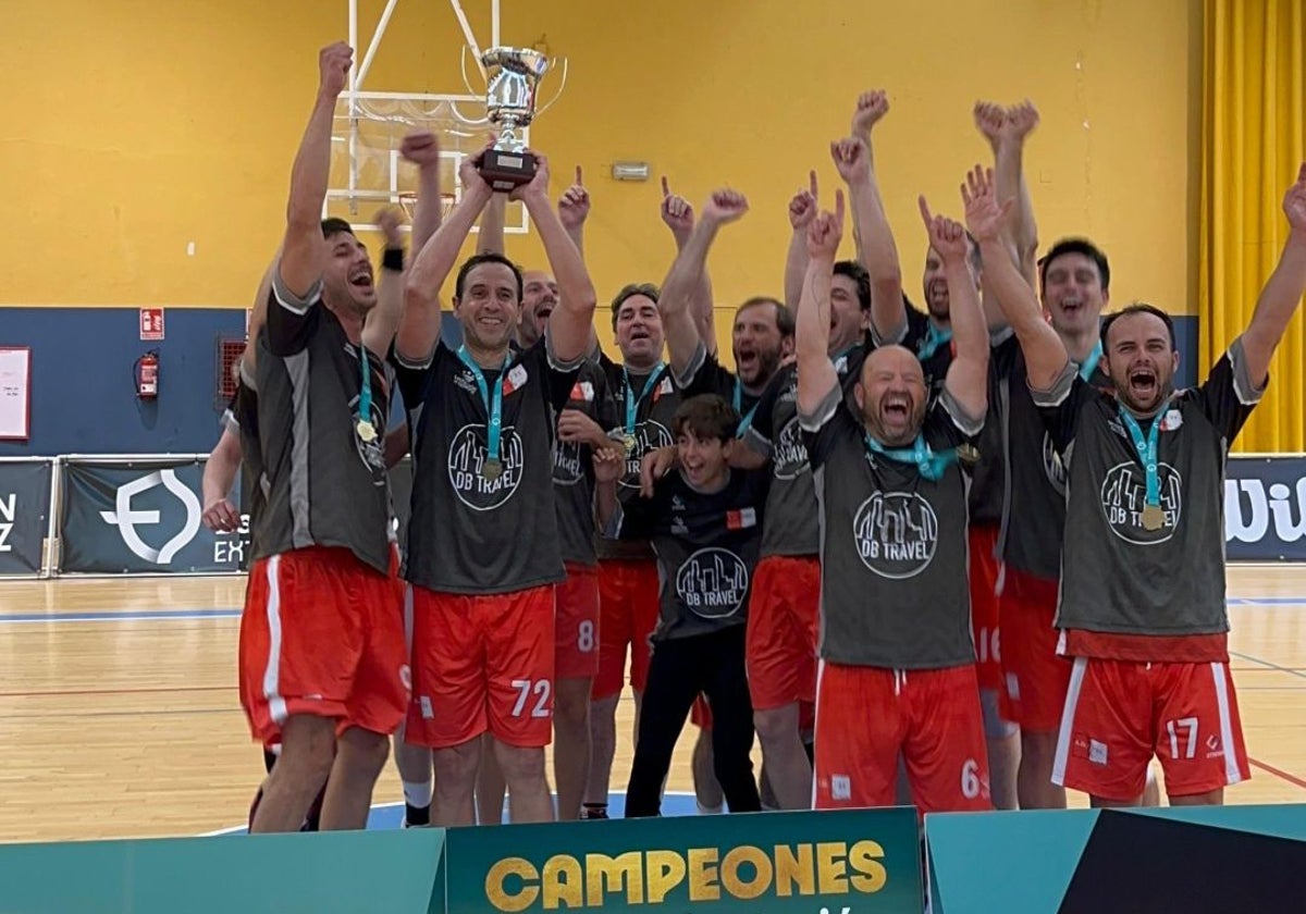El AD21 Don Benito celebra el triunfo en el Trofeo Diputación de Badajoz.