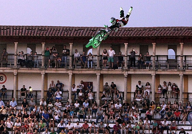 Imagen de archivo de la exhibición de freestyle celebrada en la Plaza de Toros de Cáceres en 2015.