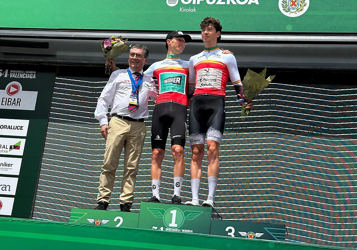 José María Martín, en el podio del Memorial Valenciaga junto al ganador de la general César Pérez, del Finisher.