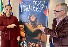 La concejala de Festejos, Soledad Carrasco, y Carlos Ortiz, promotor musical, en la presentación del concierto de Rozalén.