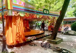 Trabajos de desmontaje de las atracciones infantiles del Parque de Gloria Fuertes.