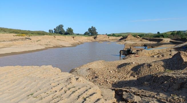 La Junta de Extremadura paraliza una gravera en el Zújar