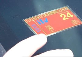 La Policía denuncia a un conductor por falsificar la pegatina de la ITV