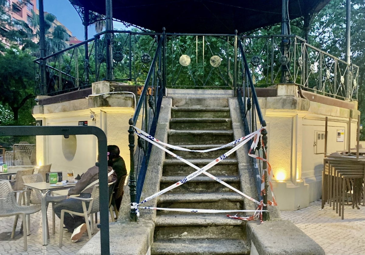 Escaleras de acceso al templete, precintadas.