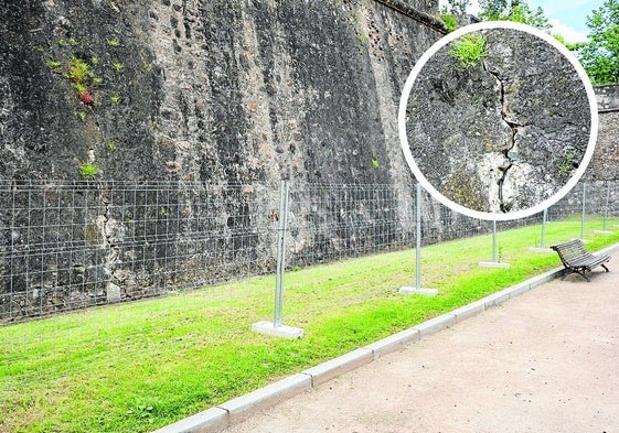 La zona vallada en el parque de los Sitios por riesgo de desprendimiento. En la imagen pequeña, un detalle de la misma.