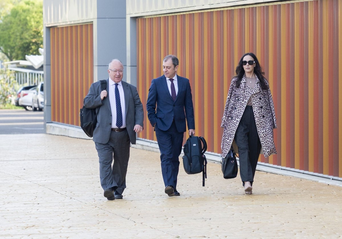 Las acusaciones piden cárcel para tres funcionarios y otros dos políticos por el contrato de David Sánchez y su colaborador