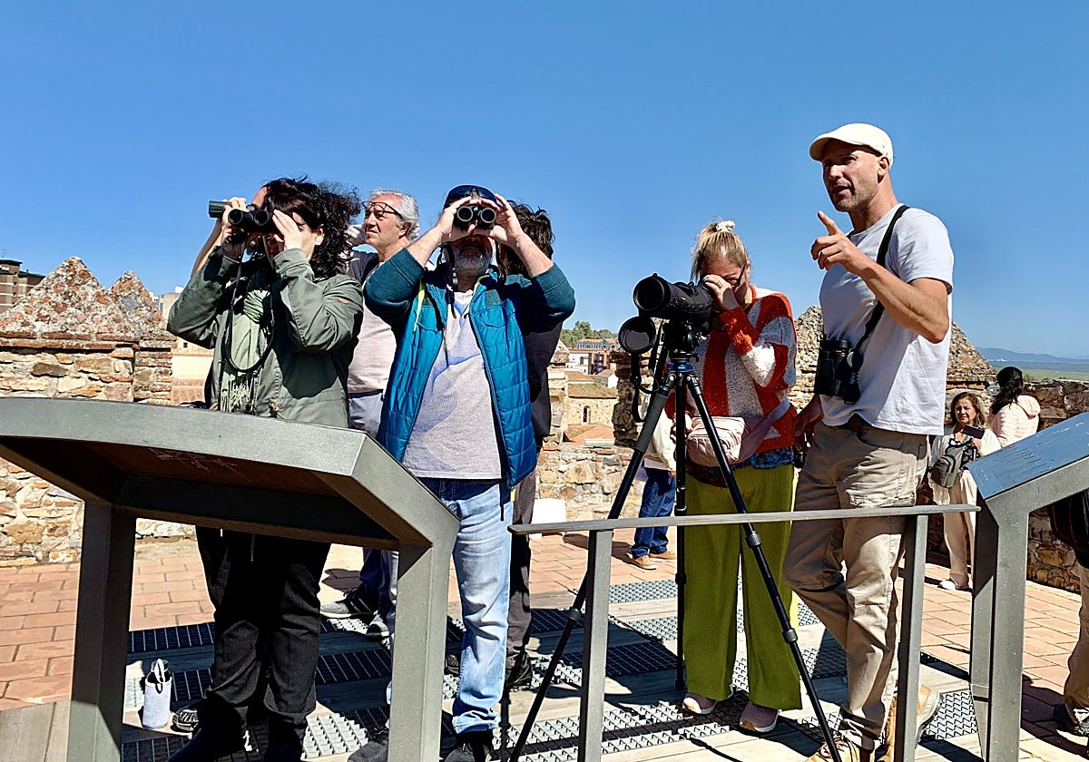 Turistas en la torre de Bujaco, cuyo centro ha sido atendido por funcionarios que han cobrado horas extras