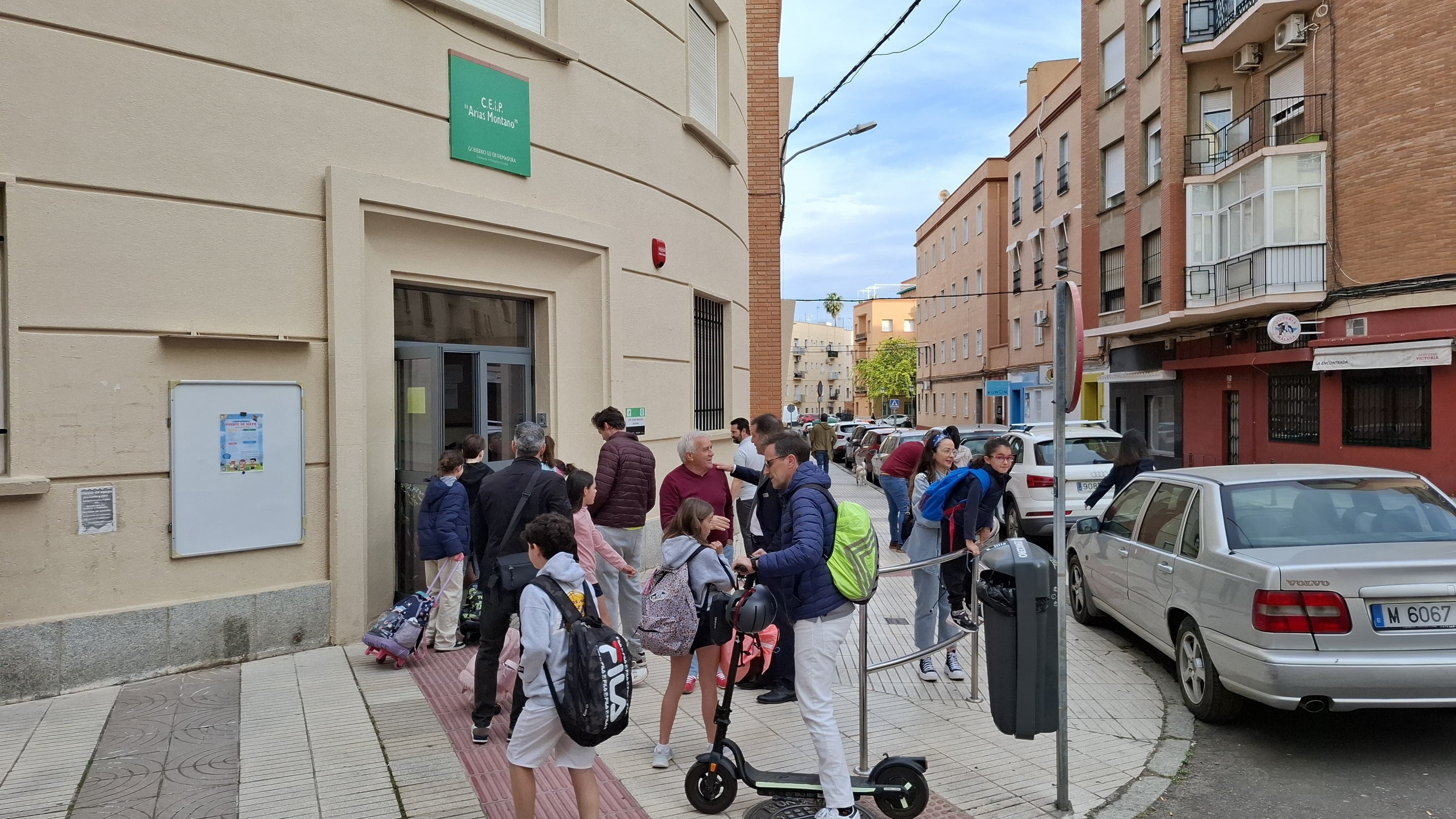 Alumnos y padres esperando a las puertas del colegio Arias Montano de Badajoz este martes