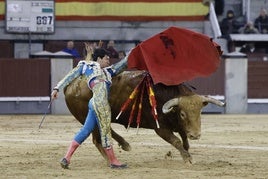 El diestro mexicano Isaac Fonseca en la lidia de uno de sus astados durante el quinto festejo de la Feria de San Isidro 2025 celebrada en la plaza de toros de Las Ventas, en Madrid.