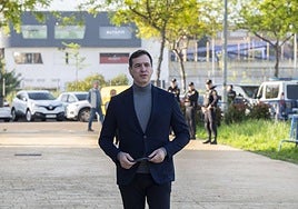 David Sánchez llega a pie a los juzgados de Badajoz.