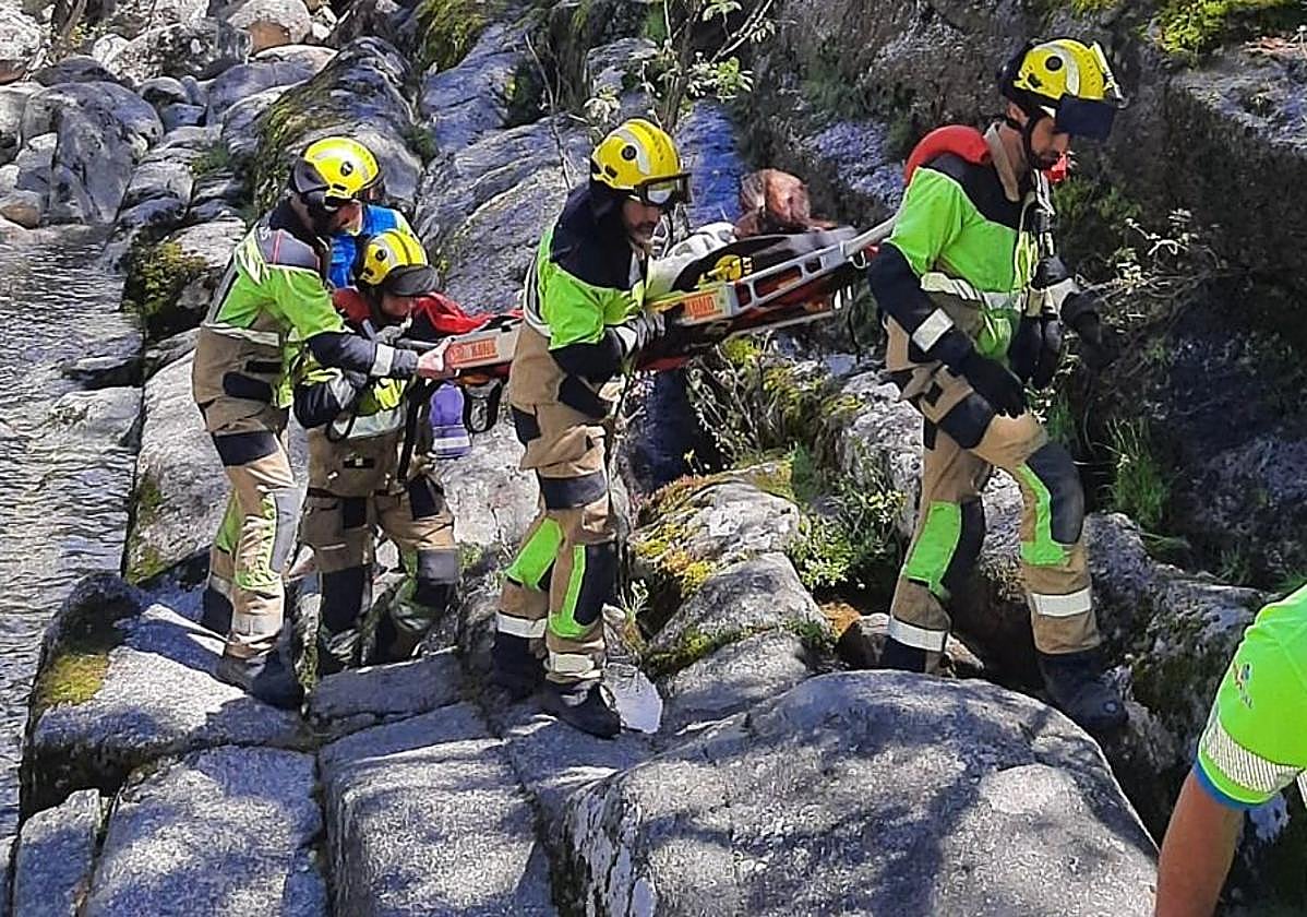 Rescateen una zona de difícil acceso.