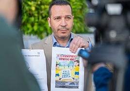 El portavoz de Vox, Óscar Fernández, muestra el cartel del taller.