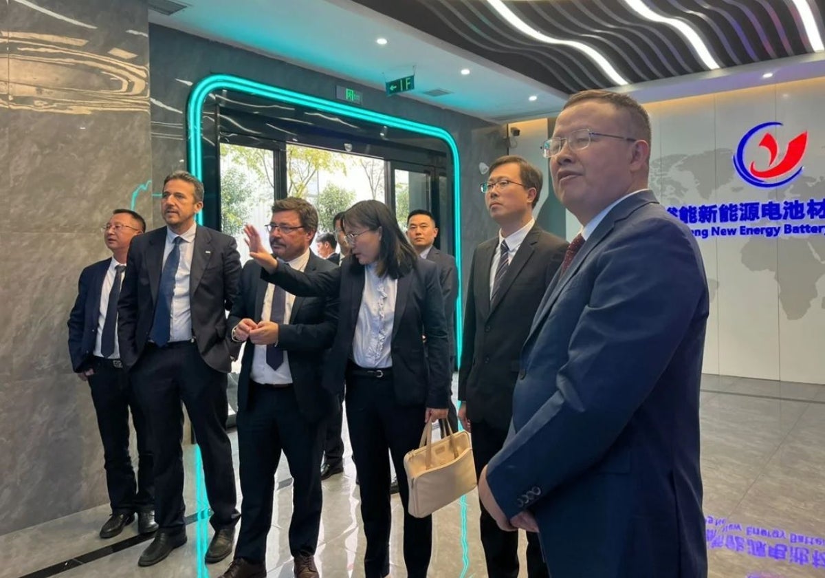 Visita de una delegación del Gobierno regional a la planta de Hunan Yuneng en China.