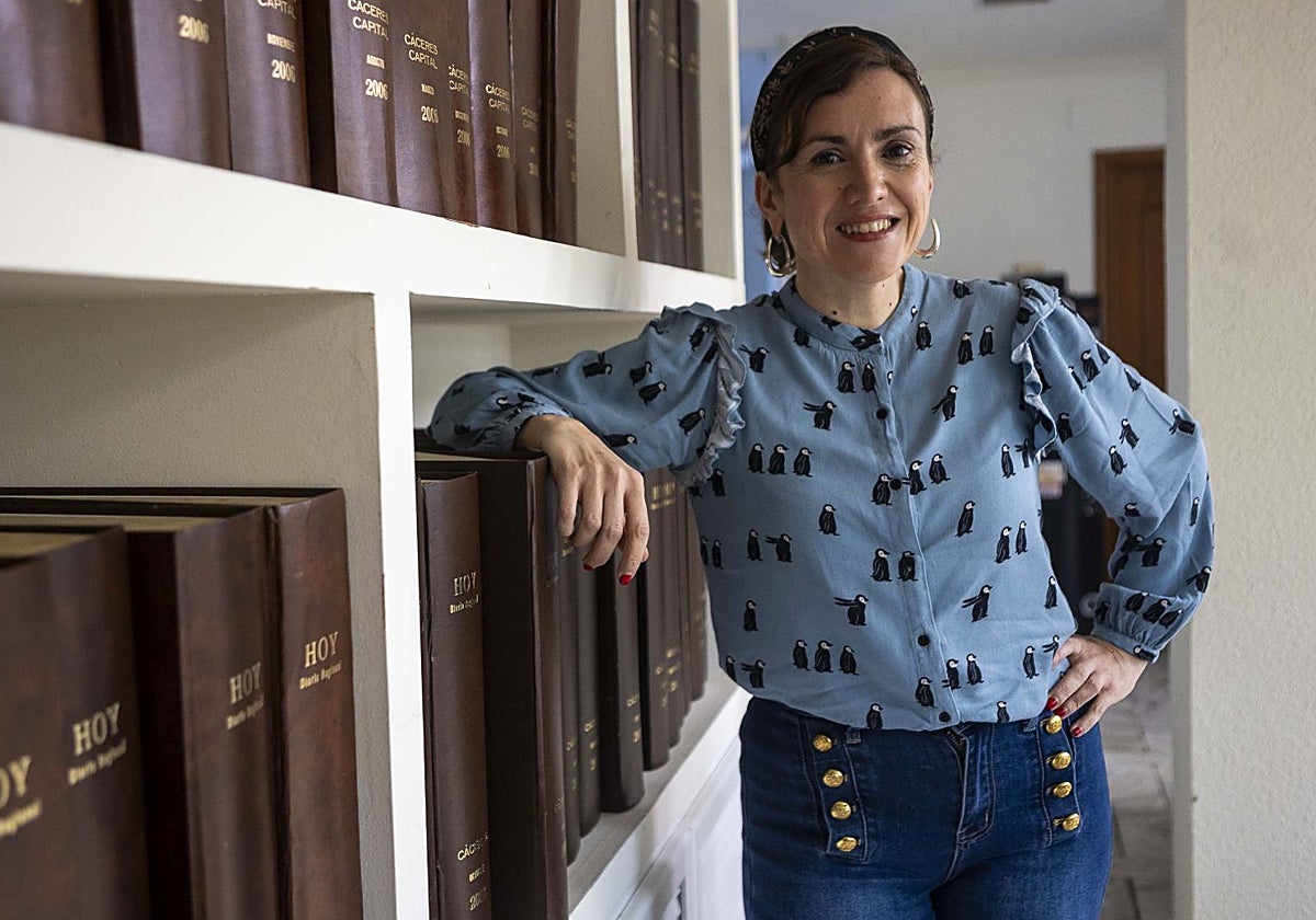 La periodista Cristina Núñez, en la delegación de HOY en Cáceres.