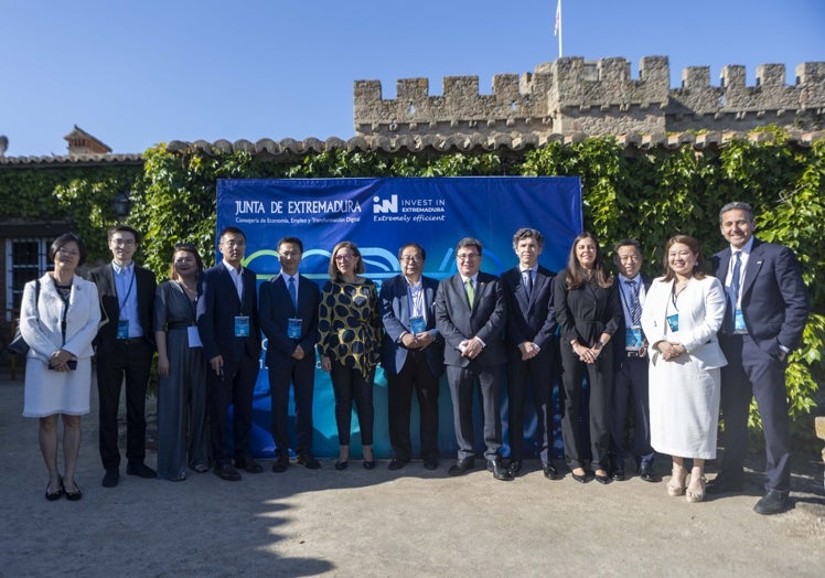 Autoridades de la Junta de Extremadura con algunas de las empresas participantes en el Foro sobre Movilidad Eléctrica e Hidrógeno celebrado en Cáceres.