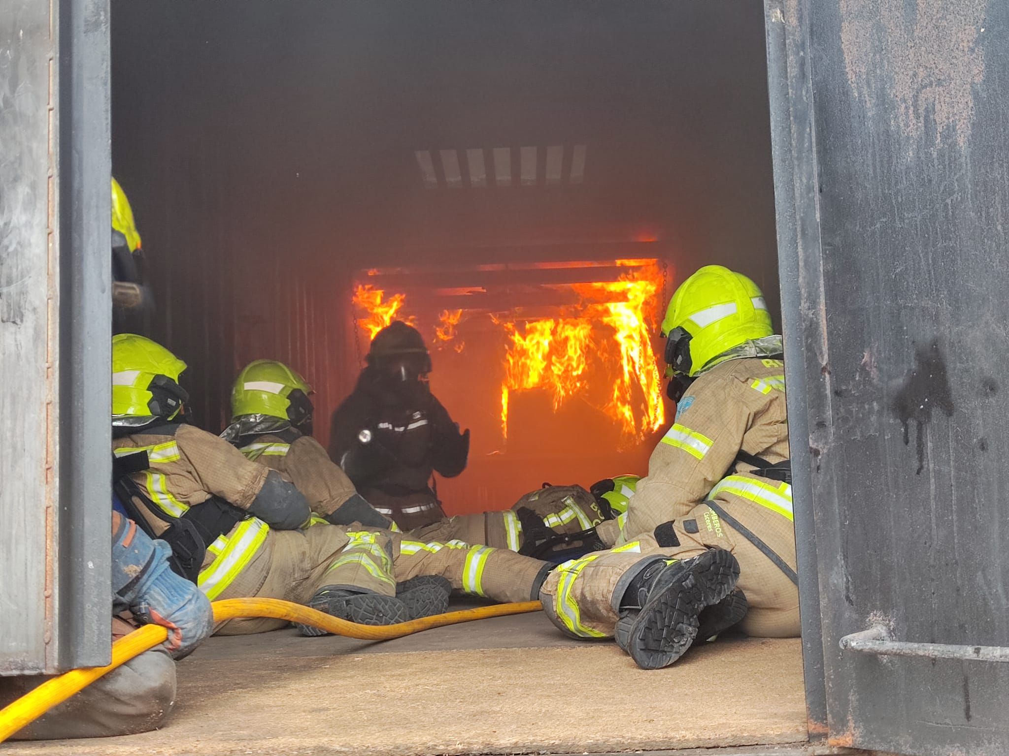 Bomberos practicando en el centro de Trujillo.