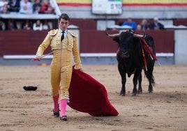 El diestro Alejandro Chicharro lidia un toro durante la corrida de toros de la Feria de San Isidro, la Plaza de Las Ventas de Madrid. Toros de José Enrique Fraile de Valdefresno.