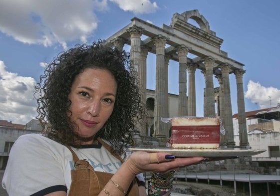 Alicia, de 'la Dicha' sosteniendo el Columela Caseus Libum, que está curado e inyectado con mulsum.