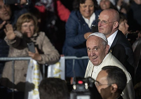 El Papa Francisco, feliz, se dirige a pie hacia la Capilla de las Apariciones de Fátima en 2017