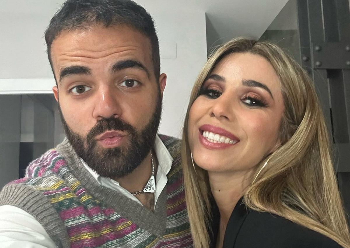 Imagen secundaria 1 - En sus redes sociales Christian comparte momentos junto a los artistas con los que trabaja.