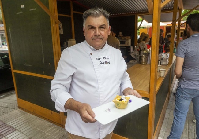 El chef Pepe Valdés muestra la tapa que se ha alzado con el segundo puesto.