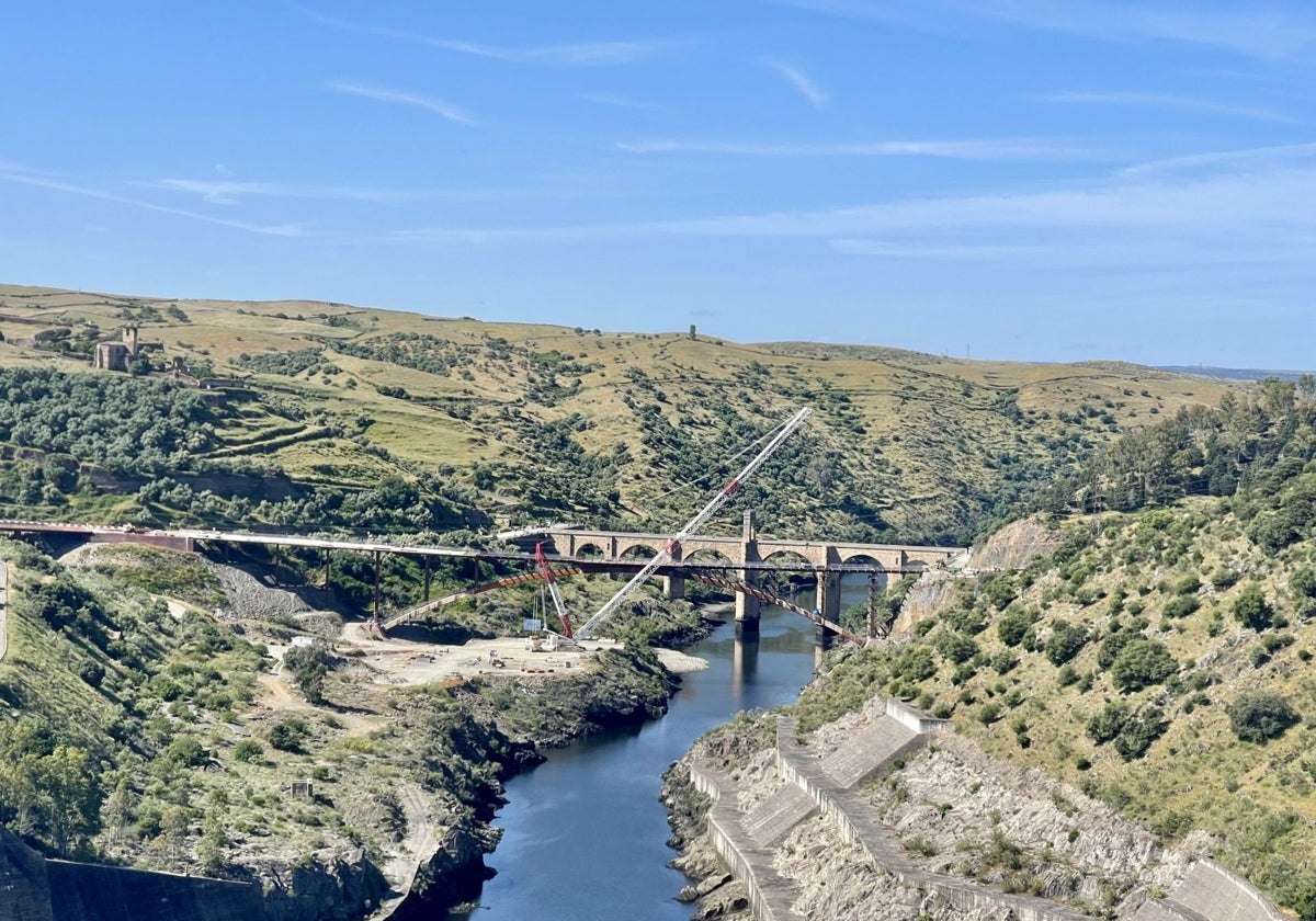 La nueva planta estará excavada en la parte izquierda de la foto, entre el nuevo puente y la central actual.