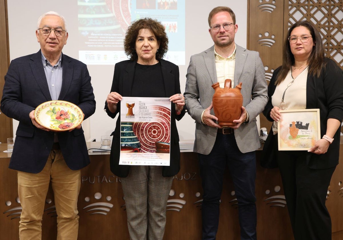 Antonio Fialho (Reguengos), junto a la diputada María López, Abel Caro, alcalde de Salvatierra, y Sandra Pérez, teniente de alcalde salvaterreña, esta mañana en la Diputación de Badajoz.