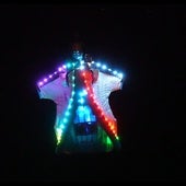 Jorge García tras saltar del avión esta semana con su traje de alas iluminado.