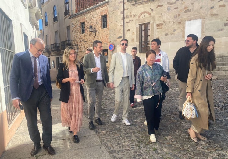 El alcalde de Cáceres, Rafael Mateos, y el secretario general de Economía de la Junta, Víctor Píriz, con representantes de LUM este viernes en Cáceres.