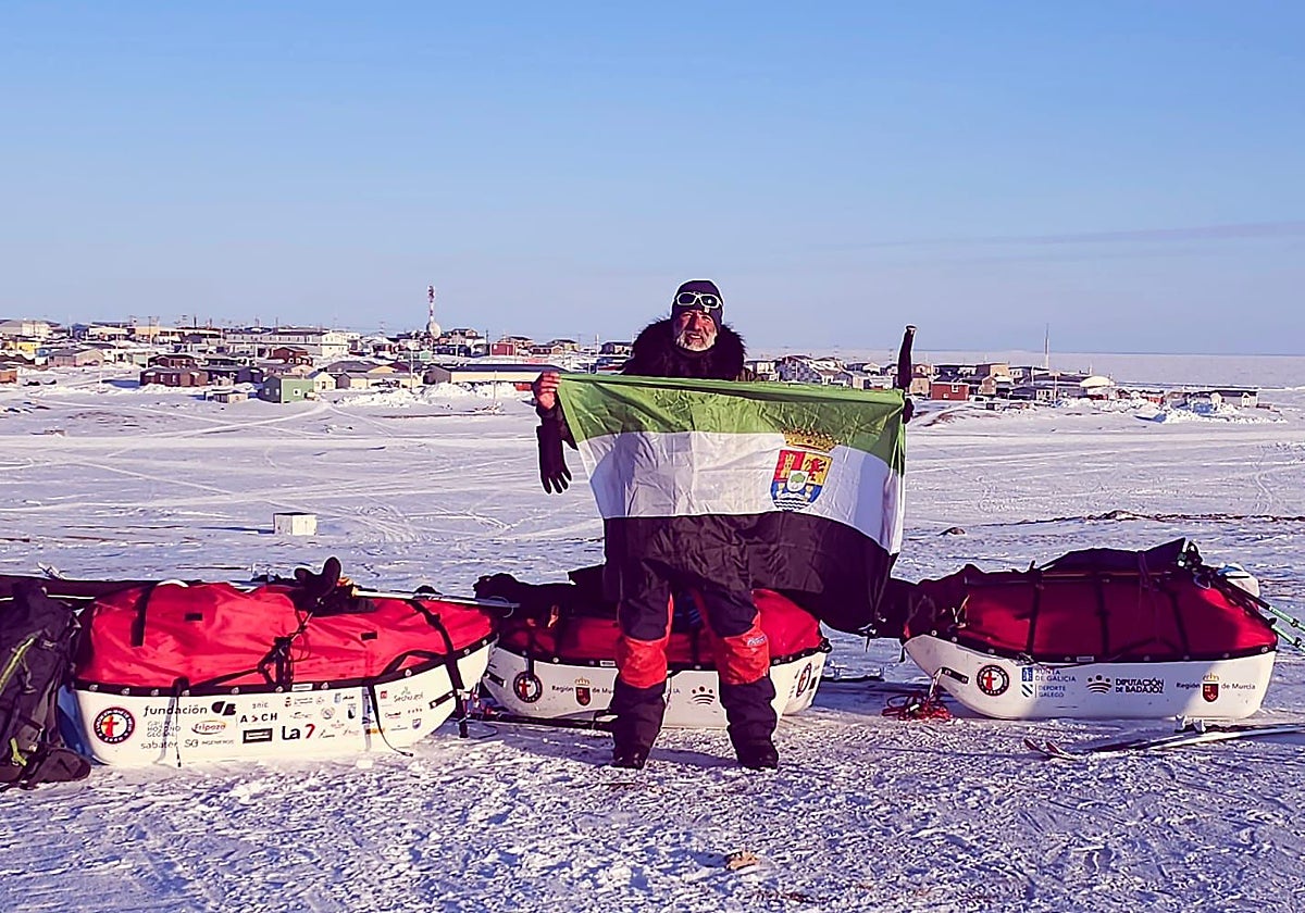 El extremeño José Trejo el día de la llegada con el asentamiento inuit Gjoa Haven al fondo y las pulkas (trineos) de sus otros dos compañeros.