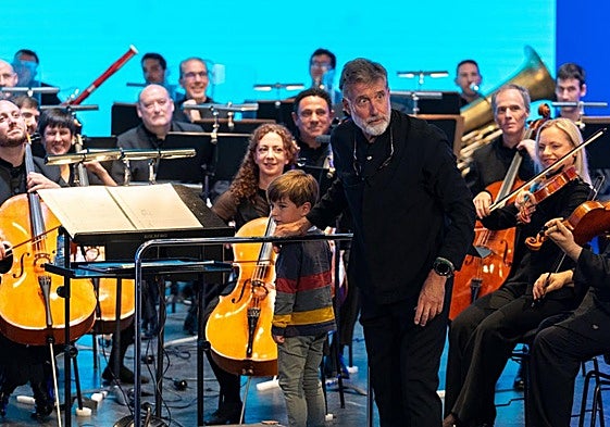Emilio Aragón con la Orquesta de Extremadura en 'Había una vez, una orquesta'.