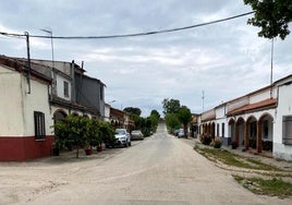 Vista de una calles del núcleo de población de La Barquilla, en Talayuela.
