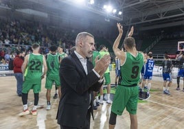 El técnico Adriá Alonso aplaude a su público en el Multiusos.