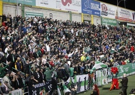 Recibimiento de los aficionados verdiblancos a la llegada del autobús del equipo.