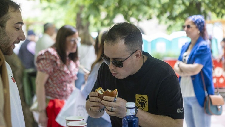 Un asistente a Extregusta saborea este sábado una de las hamburguesas de la feria.