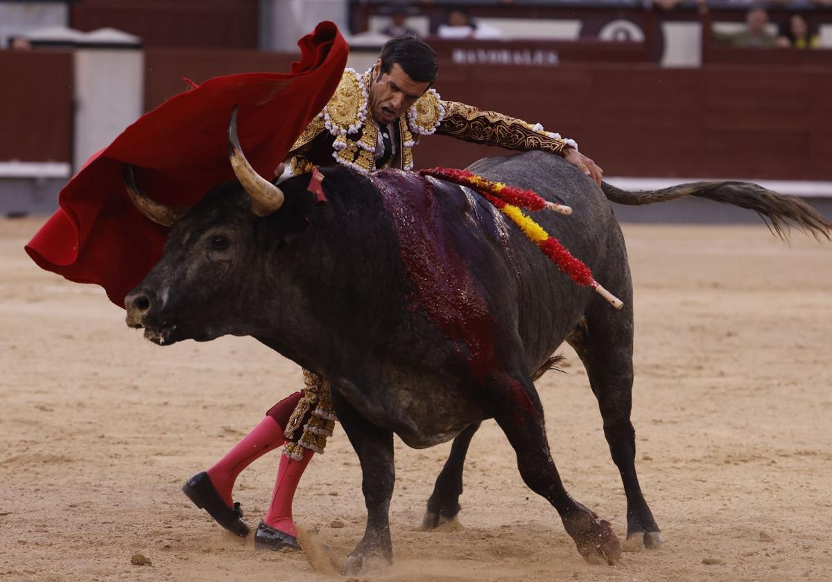 El diestro Emilio de Justo en el festejo taurino de este domingo en la Monumental de Las Ventas, en Madrid.