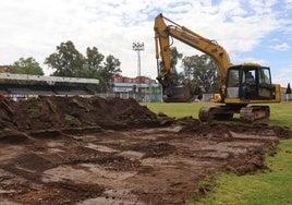 La grúa que trabaja en el campo de fútbol, en plena acción.