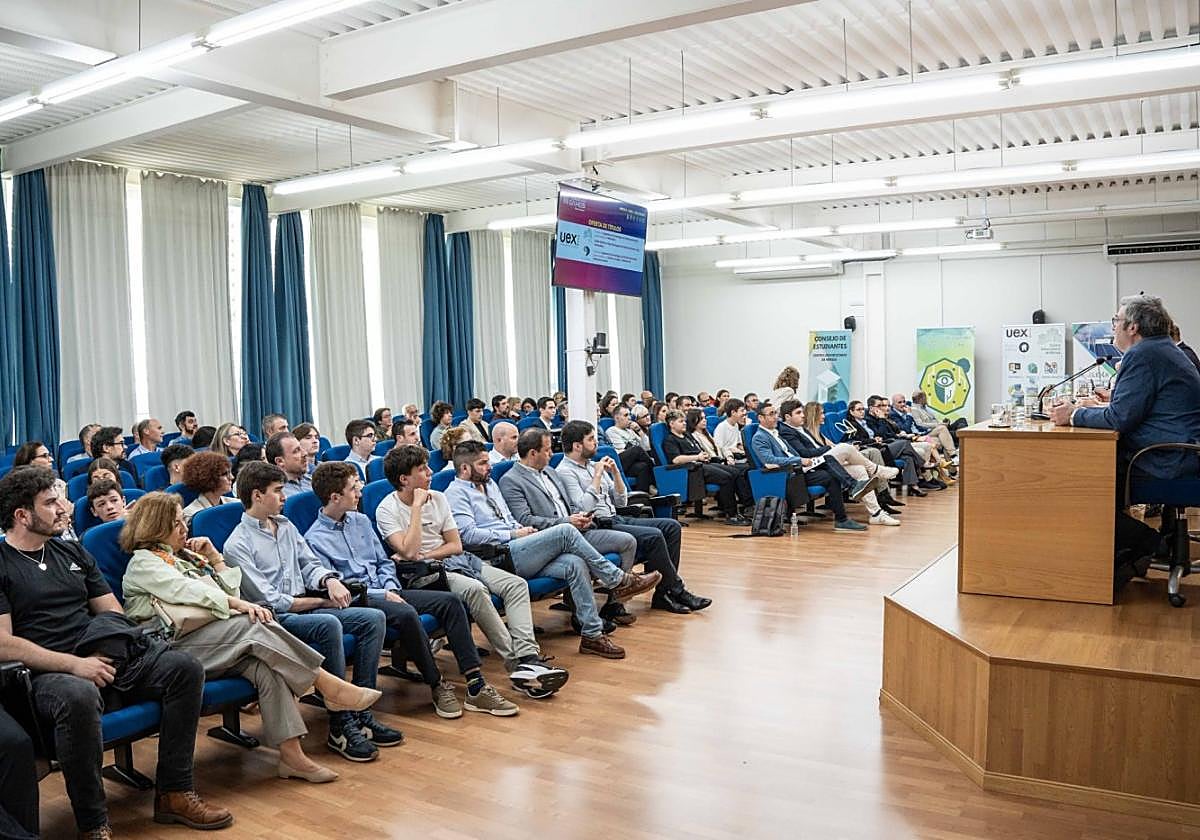 Estudiantes acompañados por sus familias y empresarios en la 'Telecogames'.