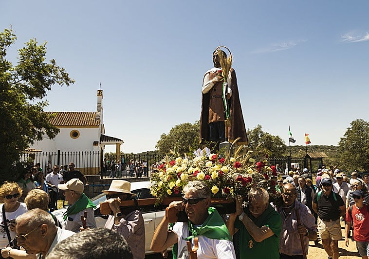 La asociación de Coros y Danzas de Badajoz acompañó al santo en la misa y en la procesión.
