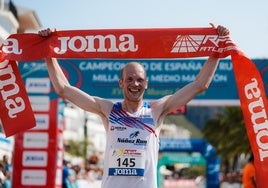 Jorge González entrando en meta para proclamarse campeón de España de medio maratón.