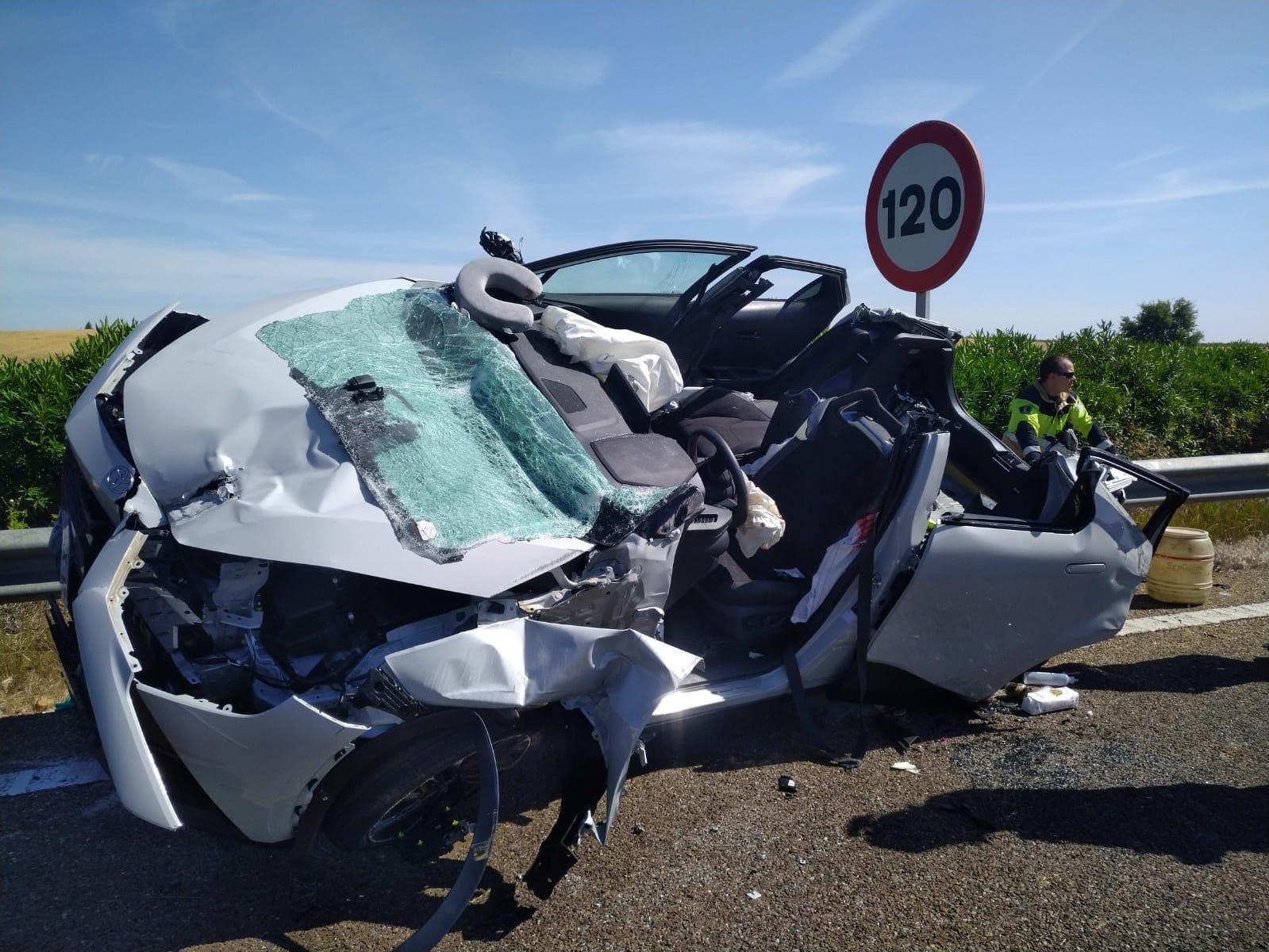 Fotos | Así ha quedado el vehículo accidentado en la A-5