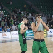 Desolación absoluta entre los jugadores del Cáceres tras despedirse del ascenso.