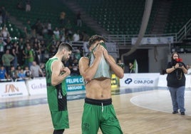 Desolación absoluta entre los jugadores del Cáceres tras despedirse del ascenso.