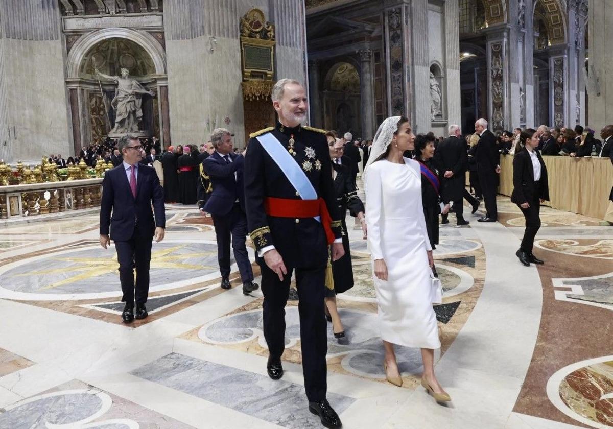 La reina española se decantó por el blanco, color reservado para las reinas católicas según el protocolo.