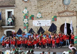 Actuación de uno de los grupos escolares asistentes.