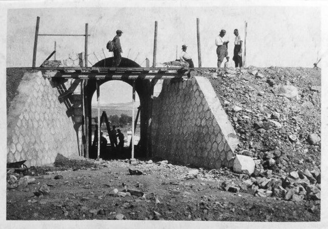 Obras del tren en su tramo cercano a Zafra. Década de 1930.
